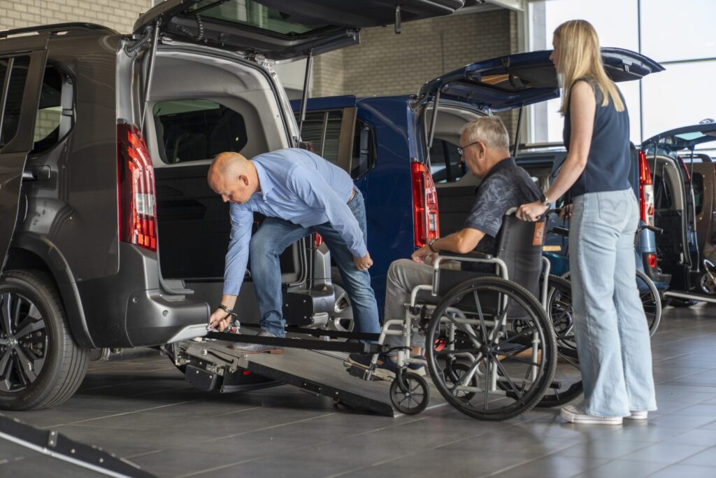 rolstoel patient bevestigen aan auto compressed