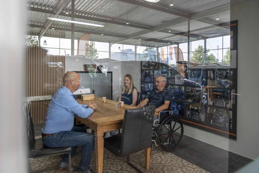 gesprek met patient kikkert rolstoelautos