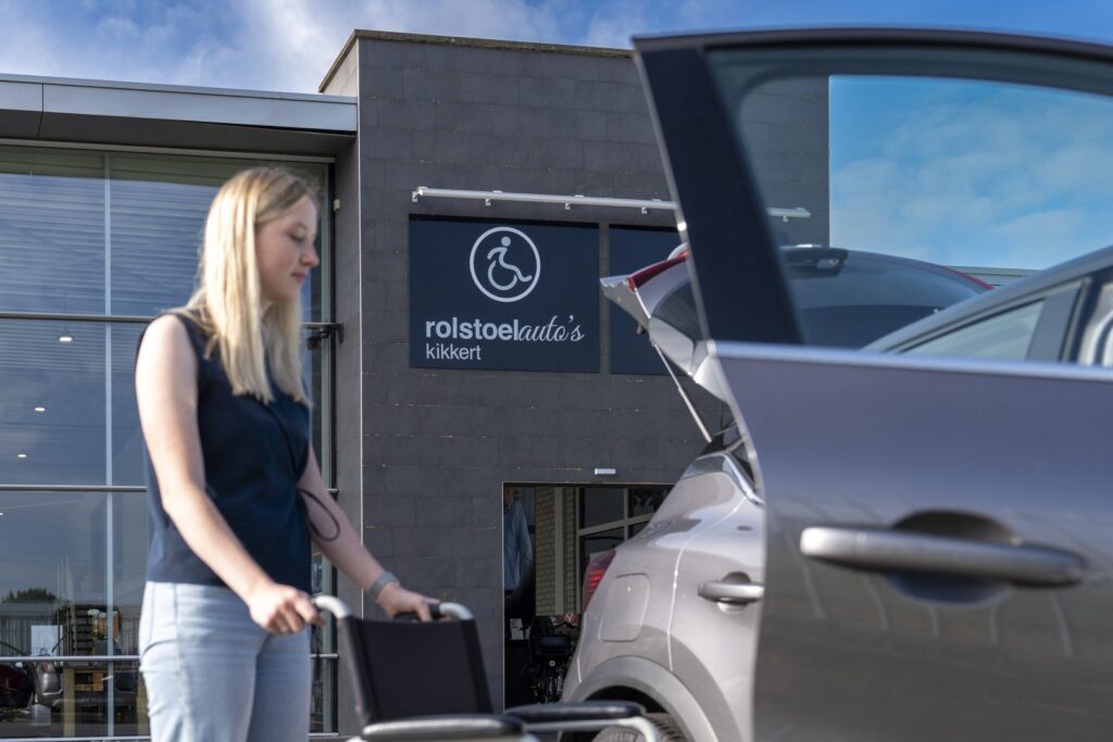 dame rolstoel vast bij auto